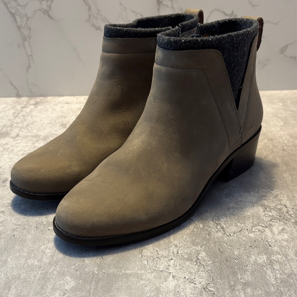 Vionic Taupe Ankle Booties with Dark Gray Felt Collar size 7.5 EUC